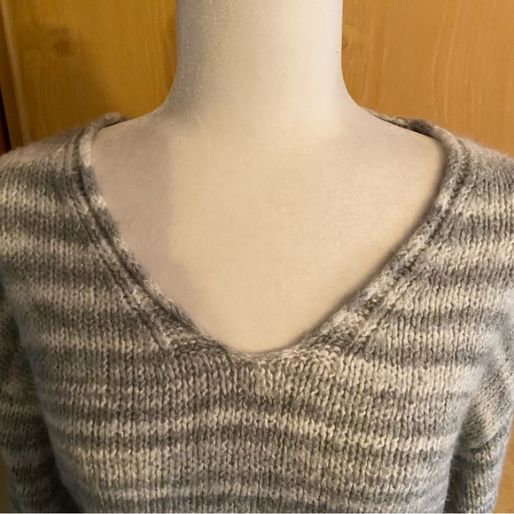 Urban Outfitters • Lyra Pullover V-Neck Sweater in Gray Stripe - Picture 4 of 14